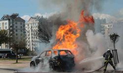 Alev alan otomobilden kedisiyle birlikte son anda kurtuldu: Sahibinin omuzundan hiç inmedi