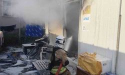 Alevlerin pençesinde kalan konteyner tamamen yandı