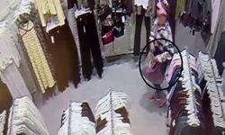 Alışveriş Merkezinde Çocuğunun Yanında Hırsızlık Yapan Kadın Güvenlik Kamerasında