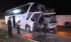 Amasya'da otobüs ile tırın çarpışması sonucu 11 kişi yaralandı