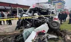 Ambulansın kaza yapması sonucu 1 kişi hayatını kaybetti, 3 kişi yaralandı