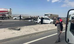 Ankara'da dehşet verici kaza: Araç bariyerlere saplandı