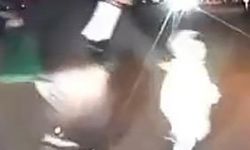 Annesinin elinden kaçan çocuk otomobilin önüne fırladı, kazadan kurtuldu