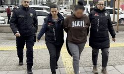 Annesinin sevgilisini bıçaklayan genç ve annesinin polise saldırdığı anlar adliyeye taşındı