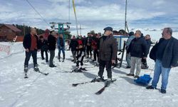 Ardahan'da İl Genel Meclisi Üyeleri Kayak Keyfi Yaşadı