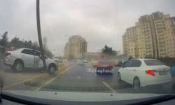 Ataşehir'de direğe çarpan araç büyük bir kazadan son anda kurtuldu