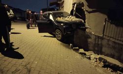 Ataşehir'de Kontrolden Çıkan Araç, Yıkılan Duvarın Üzerinde Asılı Kaldı