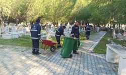 Aydın Büyükşehir Belediyesi, mezarlıklarda Ramazan Bayramı öncesi temizlik faaliyetlerine hız verdi