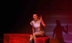 Ayvalık'ta Dünya Tiyatro Günü'nde 'Müdahil' Oyununu Sahneledi