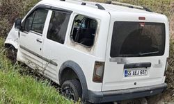 Bafra'da su kanalına düşen araçta sürücü yaralandı