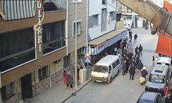 Bakkala giren otomobil, motosikletliye çarpmamak için direksiyonu kırdı