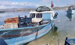 Balıkçılar Av Yasağı Nedeniyle Teknelerini Karaya Çekti
