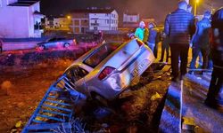 Bariyere çarpan otomobilde 1 ağır, 2 yaralı