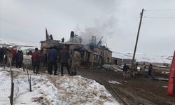 Başkale'de konut yangını