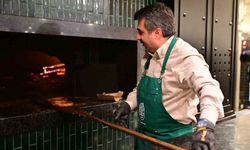 Başkan Yılmaz, Taze Pideleri Kendi Elleriyle Pişirdi ve Sunumunu Gerçekleştirdi