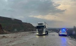 Batman'da Şiddetli Yağış Sonrası Sulama Kanalı Taştı: Karayolu Tek Şeride Düştü