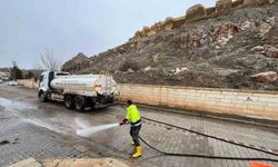 Bayburt'ta bahar mevsimi dolayısıyla yollar ve kaldırımlar temizleniyor