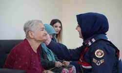 Bayburt'ta huzurevi sakinlerine jandarmadan anlamlı ziyaret: Yaşlılarımız mutlu oldu