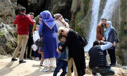 Bayramda Girlevik Şelalesi'ne Yoğun İlgi