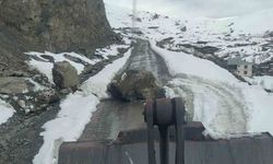 Berçalan Yaylası yolundaki kayalar temizlendi