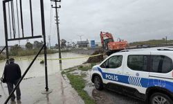 Berdan Nehri'nde su seviyesi alarm veriyor, köprüye yaklaşıyor