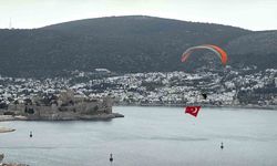Bodrum'da 18 Mart'ı Anma: Büyük Türk Bayrağıyla Dolu Bir Uçuş