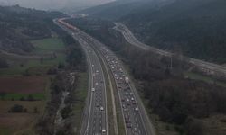 Bolu'da tatilcilerin dönüşünde yoğun trafik: Uzun araç kuyruğu oluştu