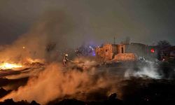 Boş alandaki yangın, müstakil eve ulaşmadan söndürüldü