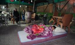 Buldan'da 5.1 büyüklüğündeki depremin ardından artçı sarsıntılardan endişe eden vatandaşlar dışarda kaldı