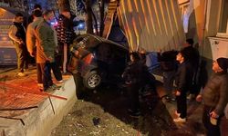 Bursa'da kontrolden çıkan otomobil apartmanın bahçesine düştü