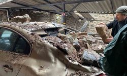 Bursa'da Şiddetli Yağmur Sonrası İstinat Duvarı Yıkıldı, 3 Lüks Araç Zarar Gördü