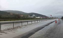 Bursa'da su birikintisine takılan araç kurtarıldı