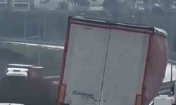 Bursa'da Tır Yolda Yan Yatmış Şekilde İlerledi