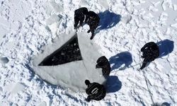 Buzla kaplı gölette göz alıcı dalış gerçekleştirdi