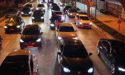 Caddebostan'da otomobilin camından sarkan gencin dikkat çeken açıklamaları: 'Bayrampaşa çocuğuyuz, 100 bin lira ceza aldık, yine alırız'