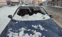 Çatıdan Düşen Kar Kütlesi Aracı Kullanılamaz Hale Getirdi