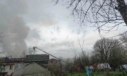 Çaycuma'da çıkan ev yangını panik yarattı, patlama anı amatör kamerada görüntülendi