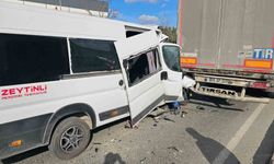 Çerkezköy'de işçi minibüsü tıra çarptı: 1'i ağır olmak üzere 4 yaralı