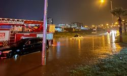 Cizre'de sağanak yağış nedeniyle araçta kalan 3 kişiyi itfaiye ekipleri kurtardı