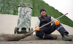 Çöpçüler Kralı'nda Kemal Sunal'ın mikrofonu olan süpürge, onun elinde kalem gibi kullanıldı