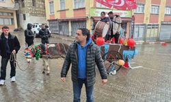 Davulcular, süslenmiş eşek arabasıyla bahşiş topluyor