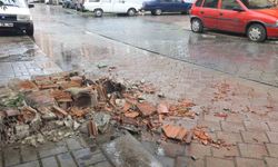 Denizli'de rüzgar çatıları uçurdu, ağaçlar araçların üstüne devrildi