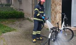 Devrek'teki garajda park halindeki elektrikli bisiklet alev aldı