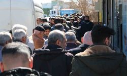 Diyarbakır'da APP Plaka Değişimi İçin Uzun Kuyruklar Oluştu