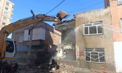 Diyarbakır'da tehlike oluşturan metruk binalar yıkılıyor