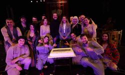 Dünya Tiyatro Günü'nde Sahne Renkli Bir Çiçek Bahçesine Dönüştü