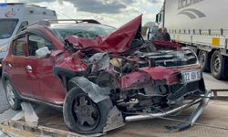 Edirne'de otomobil tıra çarparak kaza yaptı, 1 kişi yaralandı: O anlar kamerada