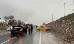 Elazığ'da meydana gelen trafik kazasında 2 kişi yaralandı