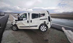 Emniyet kemerini takmayan sürücü aracından fırladı