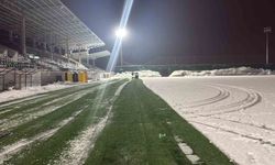 Eren Stadyumu'nda kar temizleme çalışmaları başladı